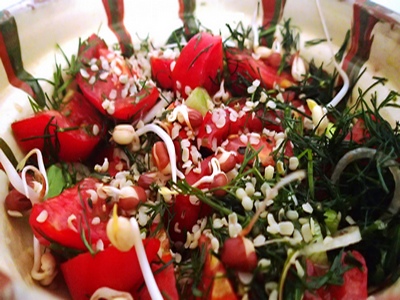 Salată raw vegană din germeni de fasole mung roșie