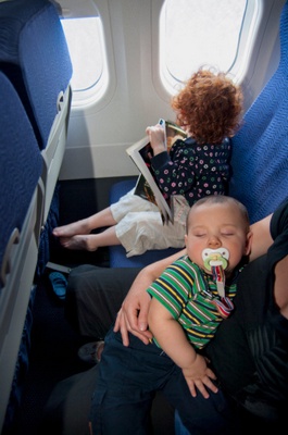 in avion cu copiii