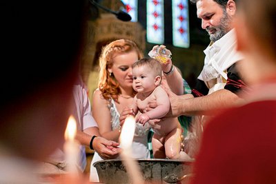 Taina Sfântă a Botezului – ce trebuie să știe părinții și nașii?