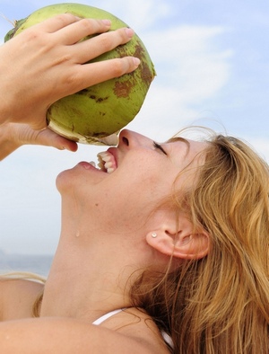 Apa de nuca de cocos un adevarat remediu pentru sanatate